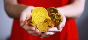 En person med guldpengar i händerna.