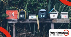 En rad med olika brevlådor