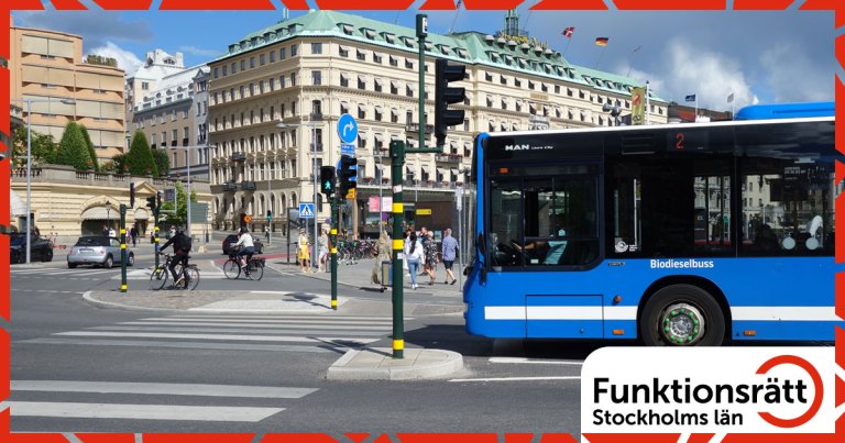En blåbuss svänger in i bild