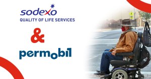 Sodexos och permobils loggor. En man åker en permobil.