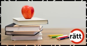 Ett äpple på en hög med böcker