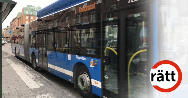 En blå buss vid en busshållplats.