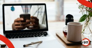 På en datorskärm syns en läkare knappa på sin mobiltelefon.