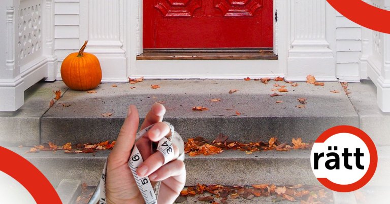 En hand håller ett måttband framför en trapp.