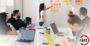 En grupp personer i ett möte