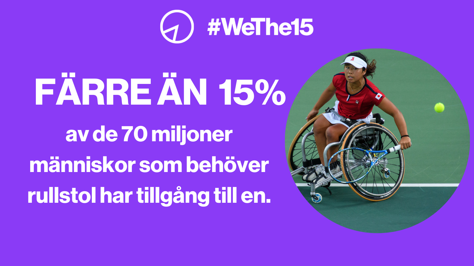 En kvinna i rullstol spelar tennis.