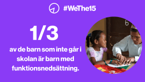 En flicka lär sig läsa punktskrift med händerna.