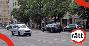 Taxi och andra bilar i trafiken.