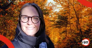 Sofia i ett färgsprakande höstlandskap.