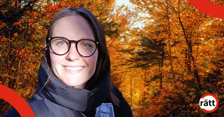 Sofia i ett färgsprakande höstlandskap.