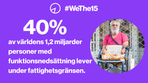 En man utan händer och ben sitter i en rullstol och håller i en skylt med texten "behöver hjälp".