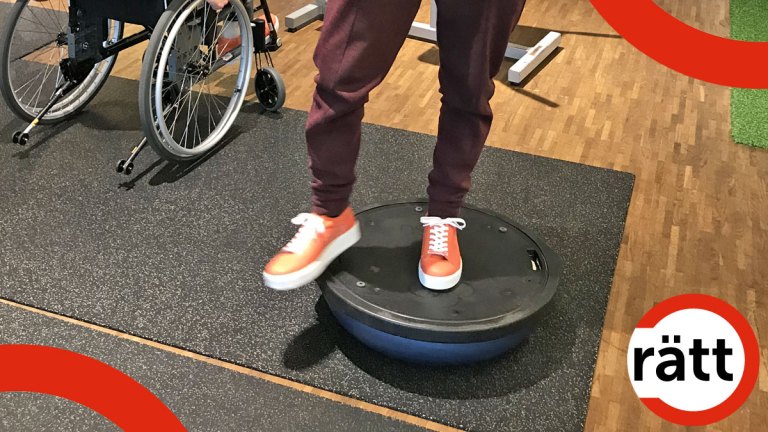 En person iklädd neuroskor testar att balansera på en balansplatta.