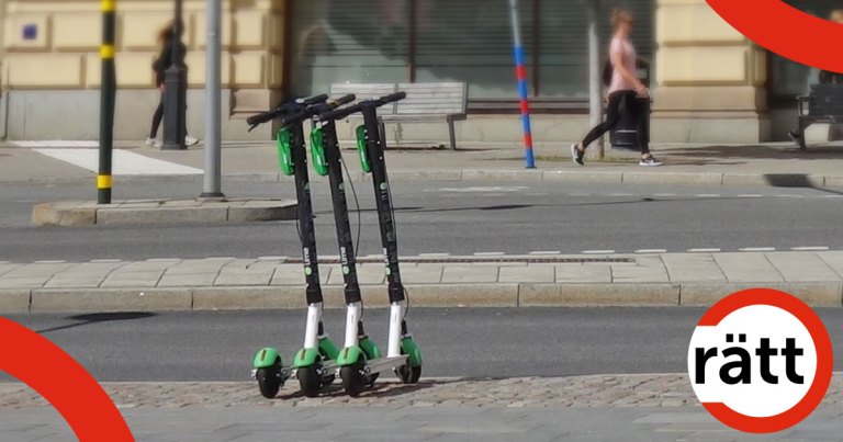 Tre elsparkcyklar i rad på en trottoar.