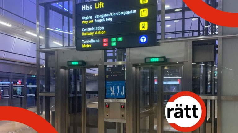 En hiss med flera olika skyltar.