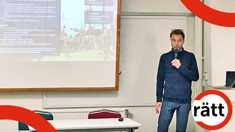 Filip Adamo talar i en mikrofon, framför en presentation som visas på en projektorskärm.