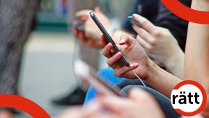 En rad med händer som håller i olika mobiltelefoner.