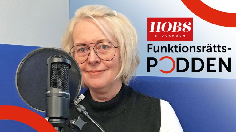 Susanne står i en studio framför en mikrofon.