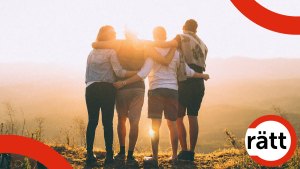 Fyra personer står framför en soluppgång, med armarna stöttande om varandras ryggar.