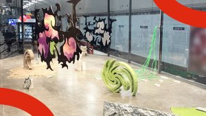 Konst på Odenplans tunnelbaneperrong. Flera färger och former i en stor monter.