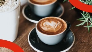 Två konstnärligt fyllda kaffemuggar.