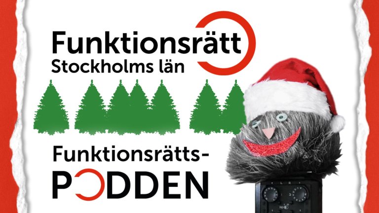 Poddtrollet, iklädd tomteluva, framför en rad granar och loggorna för Funktionsrätt och vår podd