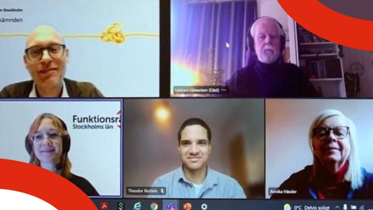 Flera personer i ett videomöte, de ser glada ut