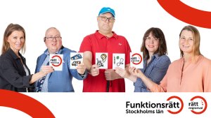 En liten grupp med fem personer håller upp varsin lapp med vår logga för regionvalet 2022 och bilder som symboliserar några av våra huvudområden: trafik, hjälpmedel och rehabilitering, samt hälso- och sjukvård.