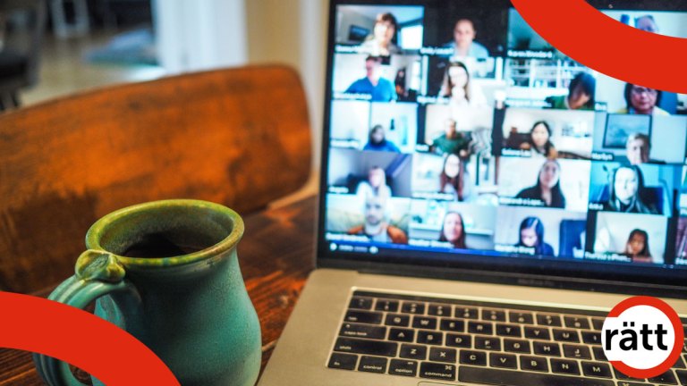 En datorskärm visar flera rutor med olika personer, som sitter i digitalt möte. Intill datorn står en kopp.