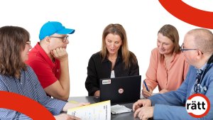 Flera personer sitter i ett möte och tittar på en datorskärm.