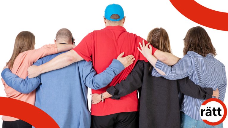 Fem personer står på rad och de håller varandra om ryggen på ett vänskapligt och stöttande vis.