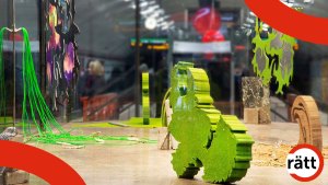 Gröna figurer i olika former är en del av konstverket.