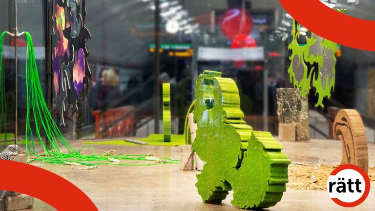 Gröna figurer i olika former är en del av konstverket.