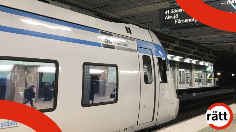 Ett tåg står still vid en perrong. En skylt meddelar att det är tåget mot Södertälje och Älvsjö och att det är försenat.