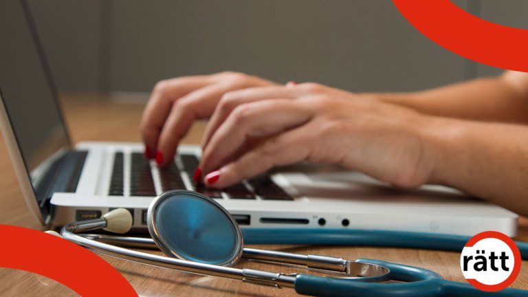 Händer skriver på en bärbar dator. Naglarna är härligt röda. I förgrunden ligger ett stetoskop.