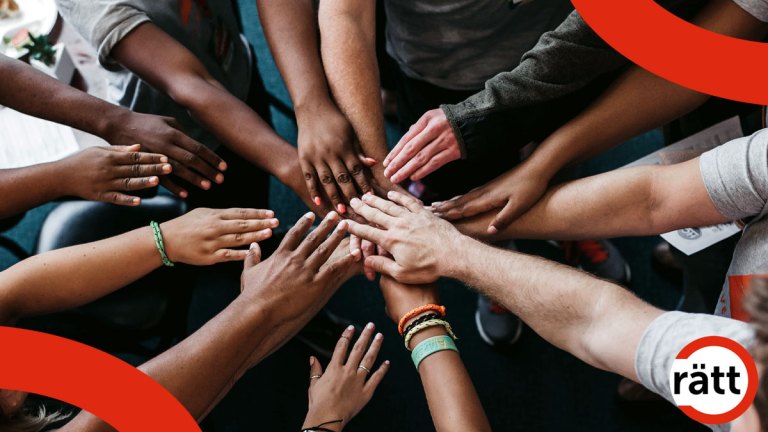 Flera personers händer sträcks ut och samlas i en ring. Det finns händer i olika färg och både kvinno- och manshänder.