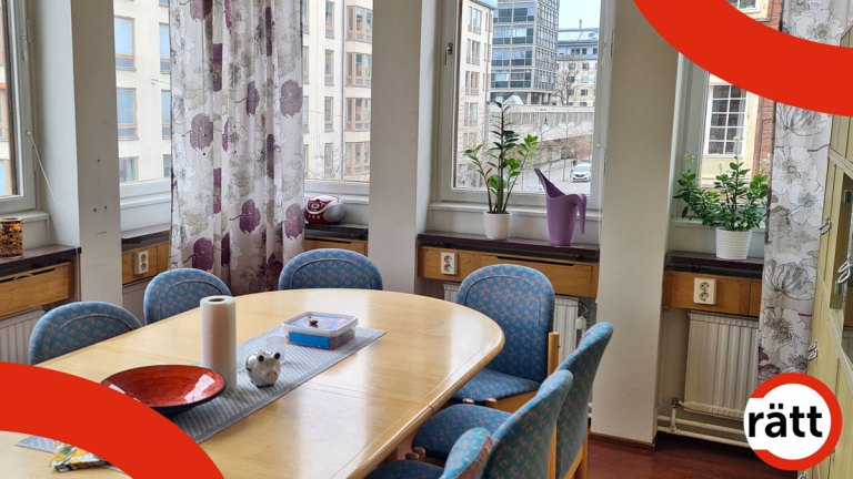 Ljust hörnrum med konferensmöbler