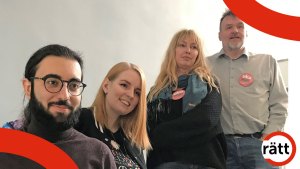 Fyra personer står på rad i en trappa och ler mot kameran.