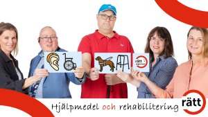 Fem personer håller upp skyltar med olika hjälpmedel.