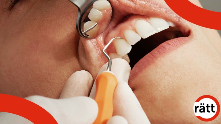 En person hos tandläkaren. Ett srapverktyg mot en tandrad.