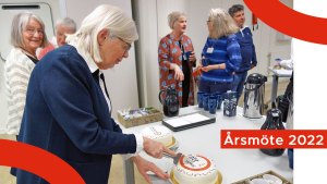 Ordföranden Annika Hässler skär upp en tårtbit.