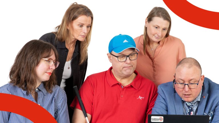 Fem personer sitter kring en datorskärm, som de tittar på