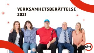 Fem personer sitter med armarna om varandras axlar. De ser glada ut.