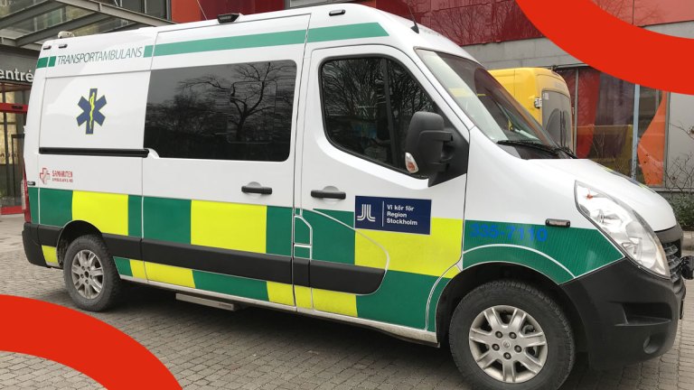 En transportambulans utanför ett sjukhus.