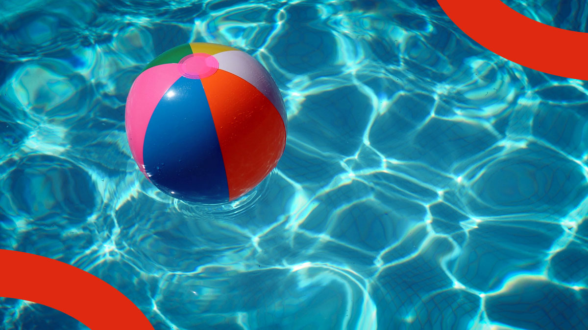 En färggrann badboll flyter på vattnet i en pool.