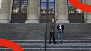 Lennart och Annika står på trappan till landstingshuset. De är sommarklädda och ser glada ut.