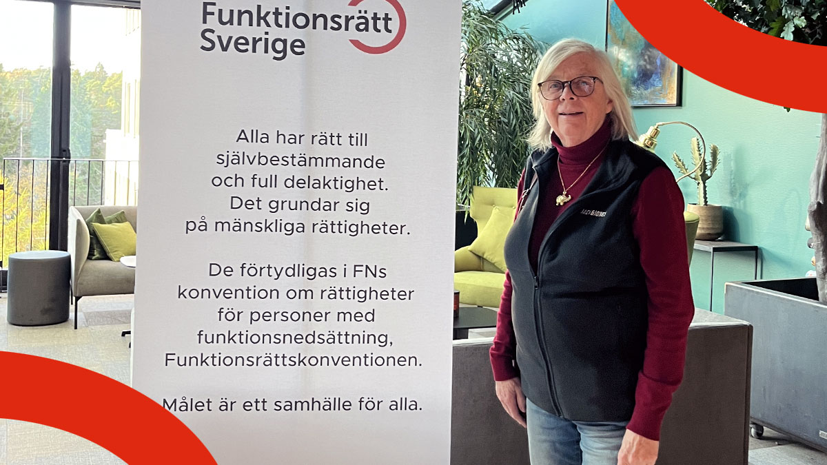 Annika Hässler vid en skylt med Funktionsrätt Sveriges logga