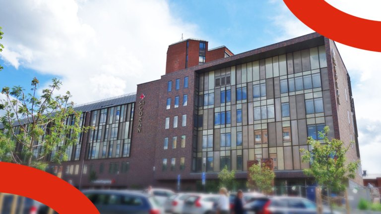 Sankt Görans sjukhus, en röd tegelbyggnad med många fönster.