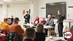 Funktionsrätt Stockholms läns presidium sitter framme i lokalen. Intill dem står en tolk på ena sidan och versamhetschefen på den andra.