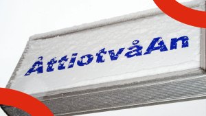 Skylten till vår lokal, med texten ÅttiotvåAn