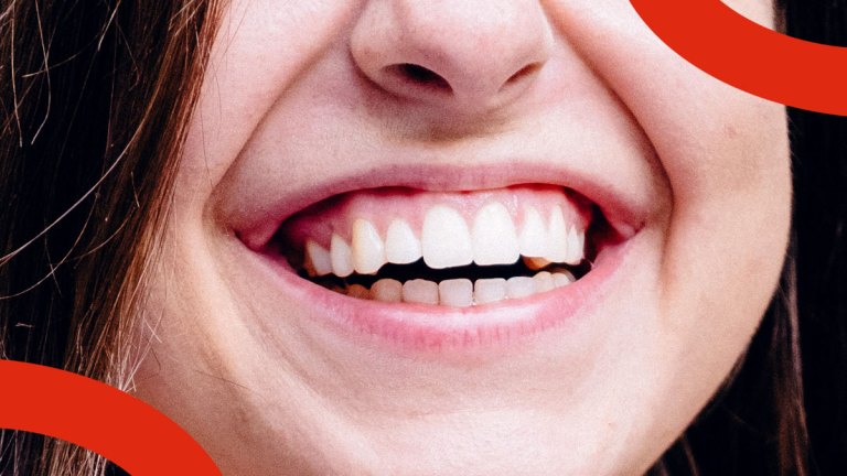 En leende mun visar upp vita tänder.
